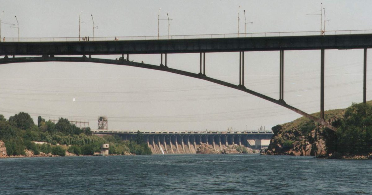 Bridge over the Staryi Dnipro in Zaporizhzhia, with the DniproHES dam in the distance and Khortytsia Island at right.