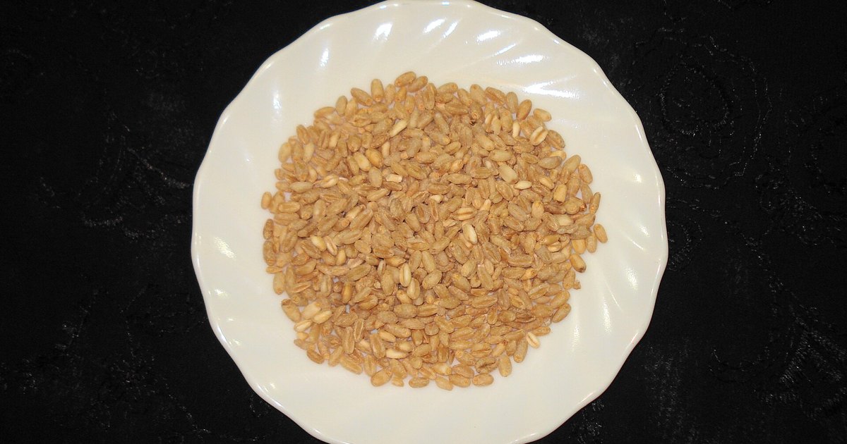 Close view of loose wheat grains.